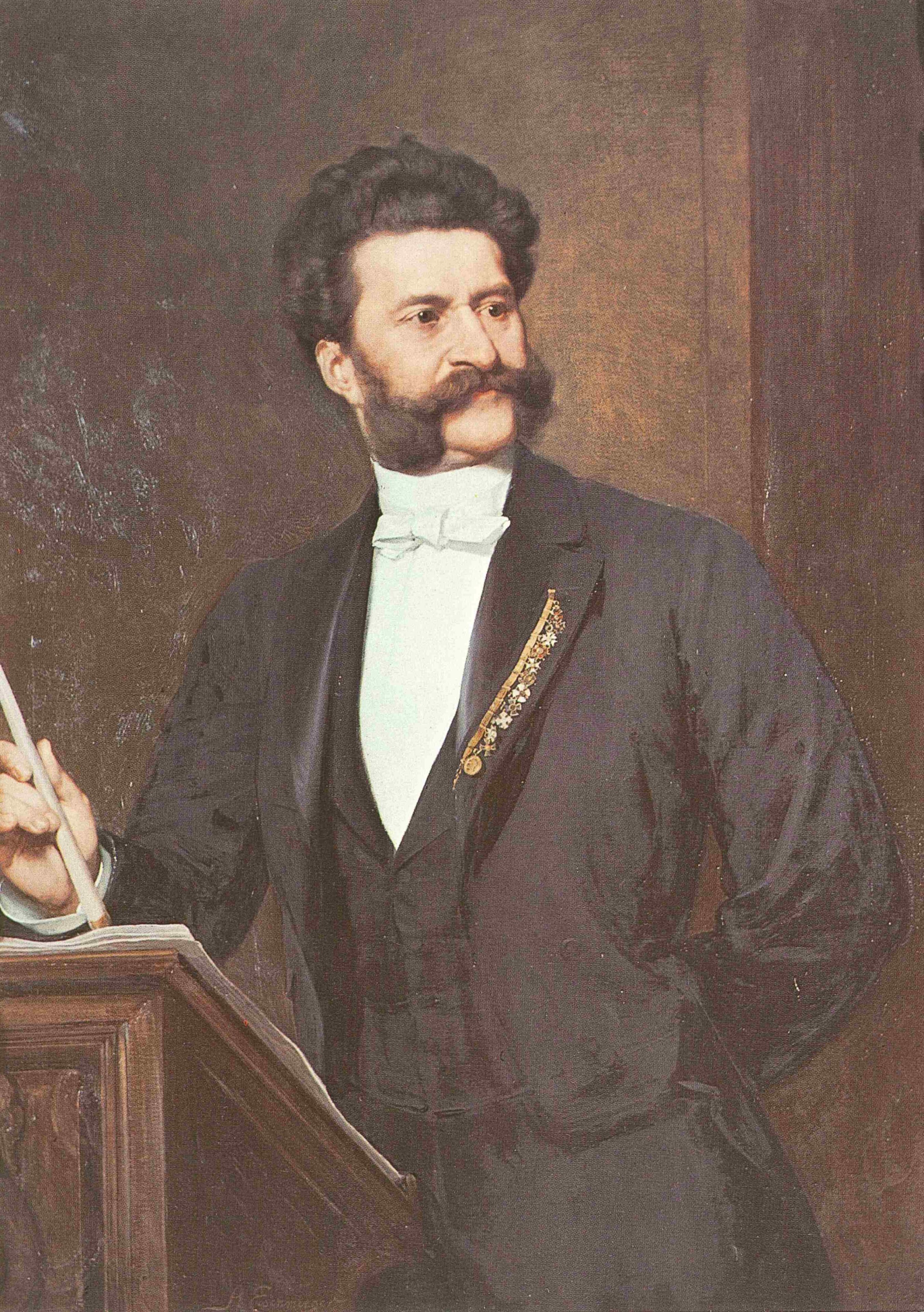 Ein gemaltes Porträt von Johann Strauss (Sohn), mit dunklem, gestyltem Haar und großem Schnurrbart, der einen schwarzen Anzug und eine weiße Fliege trägt, einen Taktstock hält und neben einem Holzpodium steht.