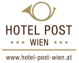 Il logo dell'Hotel Post Wien è costituito da un corno stilizzato sopra il testo "HOTEL POST WIEN" con quattro stelle su ciascun lato. In basso è riportato l'indirizzo del sito web: www.hotel-post-wien.at. Il disegno è di colore marrone tenue.  