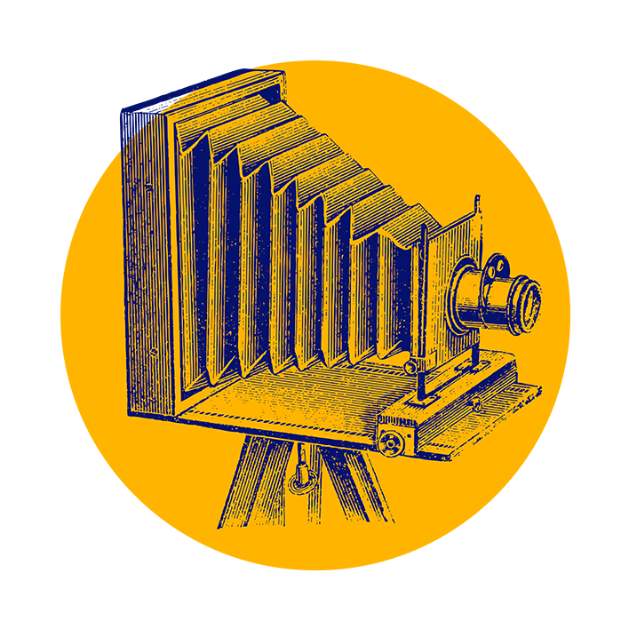 Illustrazione di una macchina fotografica vintage a fisarmonica in blu su sfondo giallo. La macchina fotografica ha un soffietto con diverse nervature ed è montata su una base simile a un treppiede. 