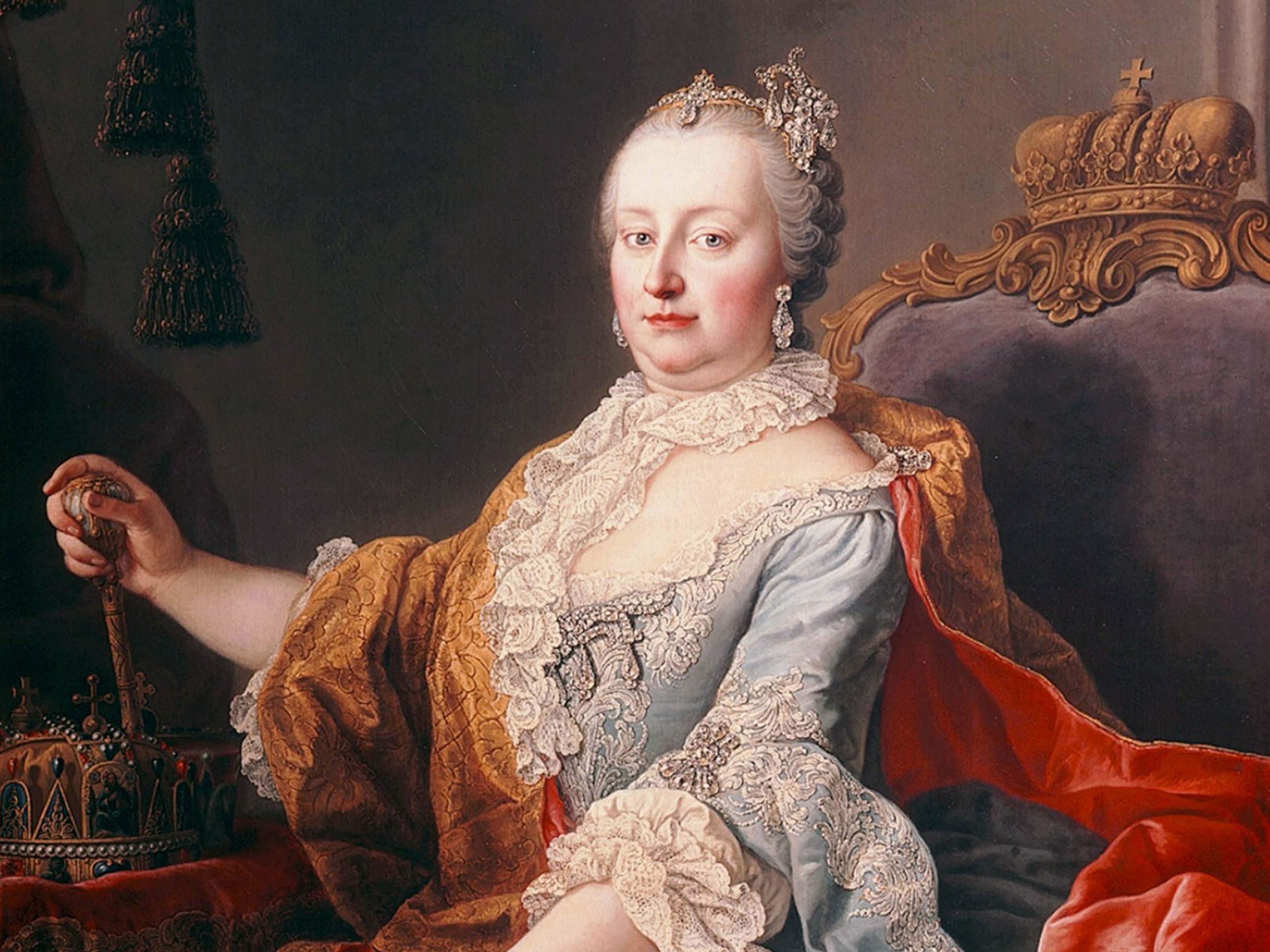 Eine königliche Frau in einem verzierten Kleid mit Spitzendetails sitzt auf einem Thron auf dem Wintermarkt und hält eine Krone. Sie trägt Perlen und juwelenbesetzte Accessoires. Ihr ernster Gesichtsausdruck wird von einer eleganten Kulisse mit königlichem Dekor umrahmt.