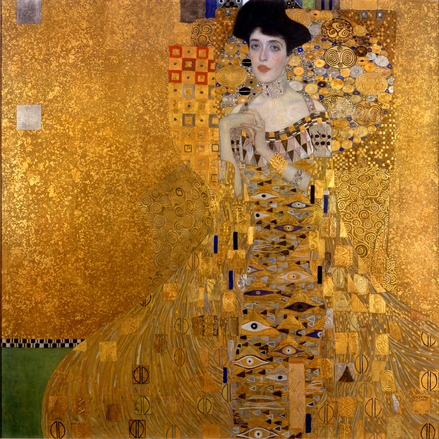 Auf dem Jugendstil-Gemälde Porträt von Adele Bloch-Bauer I von Gustav Klimt steht eine Frau in einem kunstvollen goldenen Kleid vor einem goldenen Hintergrund mit komplizierten Mustern und Wirbeln.