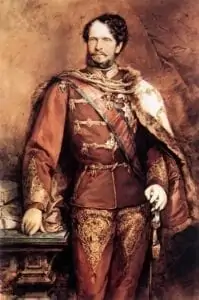 Ein Mann in kunstvoller rot-goldener Militärkleidung mit Schärpe und Umhang steht selbstbewusst da und hält ein Schwert. Der Hintergrund ist in warmen Erdtönen gehalten, was dem Bild eine majestätische, historische Atmosphäre verleiht.