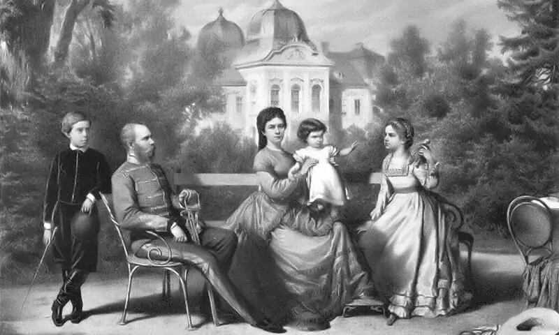 Ein Schwarz-Weiß-Gemälde einer Familie, die auf einer Bank in einem Garten sitzt, mit einem Herrenhaus im Hintergrund. Zwei Erwachsene und ein Kind sitzen, ein weiteres Kind steht daneben. Die Szene ist elegant und historisch.