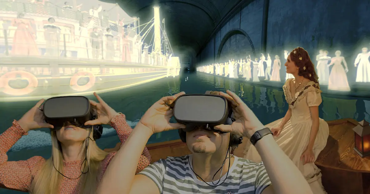 Zwei Personen mit VR-Headsets sitzen in einem Boot auf einem Kanal in einem Tunnel. Virtuelle Geisterfiguren und ein leuchtendes Dampfschiff scheinen neben ihnen zu schwimmen, während eine Frau in einem altmodischen Kleid zusieht.