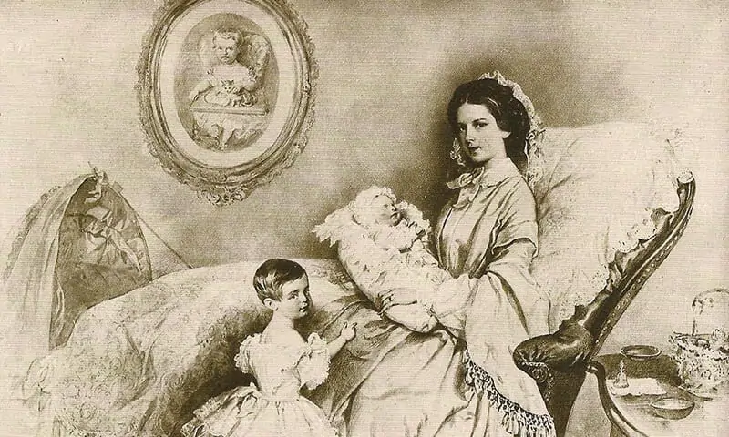 Eine Vintage-Illustration einer Frau im Abendkleid, die auf einer Chaiselongue sitzt und ein Baby im Arm hält. Ein kleines Kind steht neben ihr, im Hintergrund hängt ein Kinderporträt an der Wand. Die Kulisse wirkt elegant und historisch.