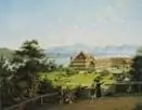 Eine malerische Landschaft mit einem großen Holzhaus in der Nähe eines Sees, umgeben von Grün und Bäumen, mit Bergen im Hintergrund unter einem klaren Himmel.