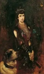Eine Frau in königlicher Kleidung mit aufwendigem Schmuck und einer Krone posiert mit gefalteten Händen, an ihrer Seite ein großer Hund; ein dunkler, strukturierter Hintergrund verstärkt die formelle Atmosphäre.