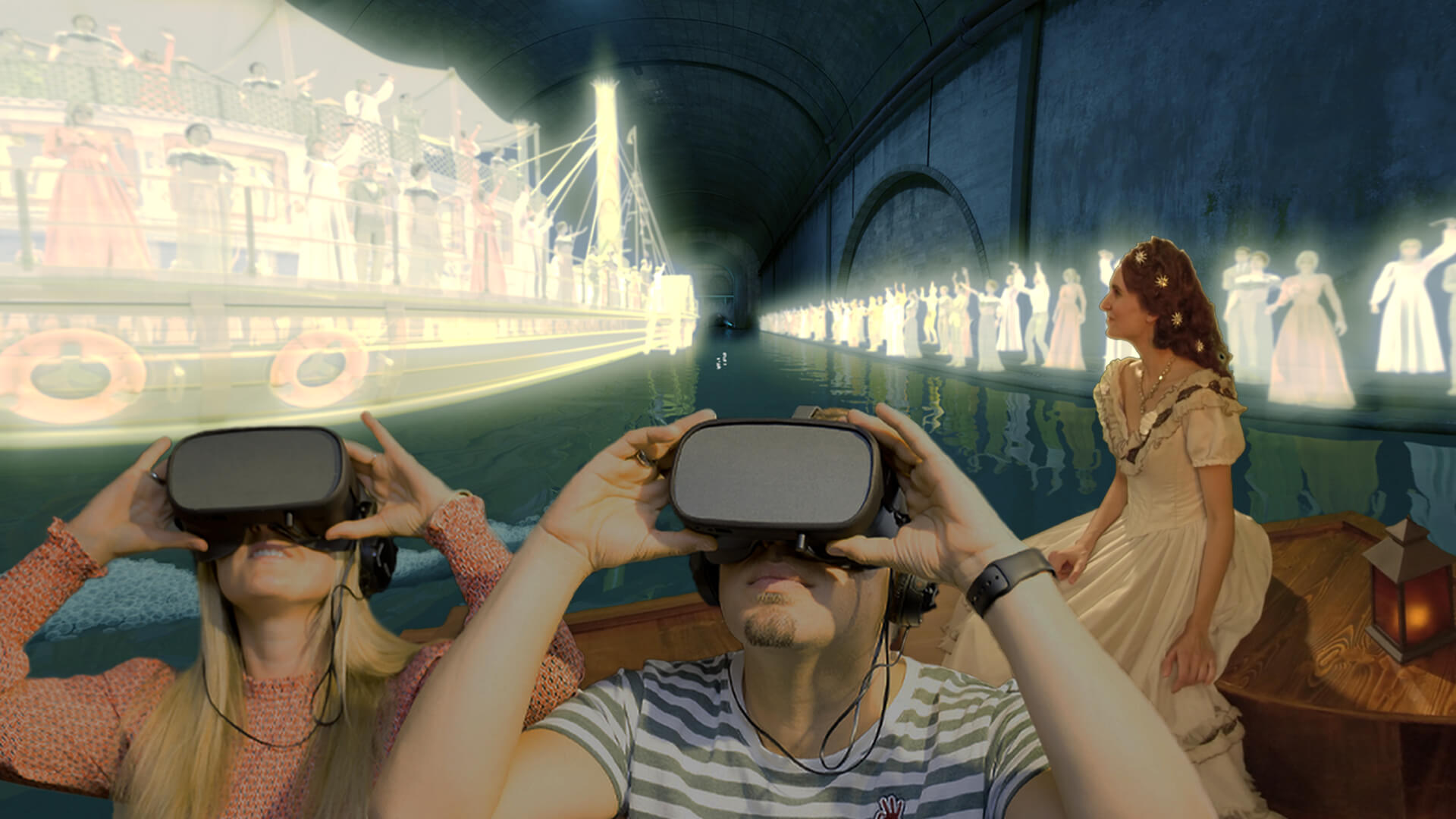 Zwei Personen in einem Boot tragen VR-Headsets und erleben eine virtuelle Szene mit leuchtenden historischen Figuren und einem Flussboot in einem dunklen Tunnel, in dessen Nähe eine Frau in historischer Kleidung sitzt.