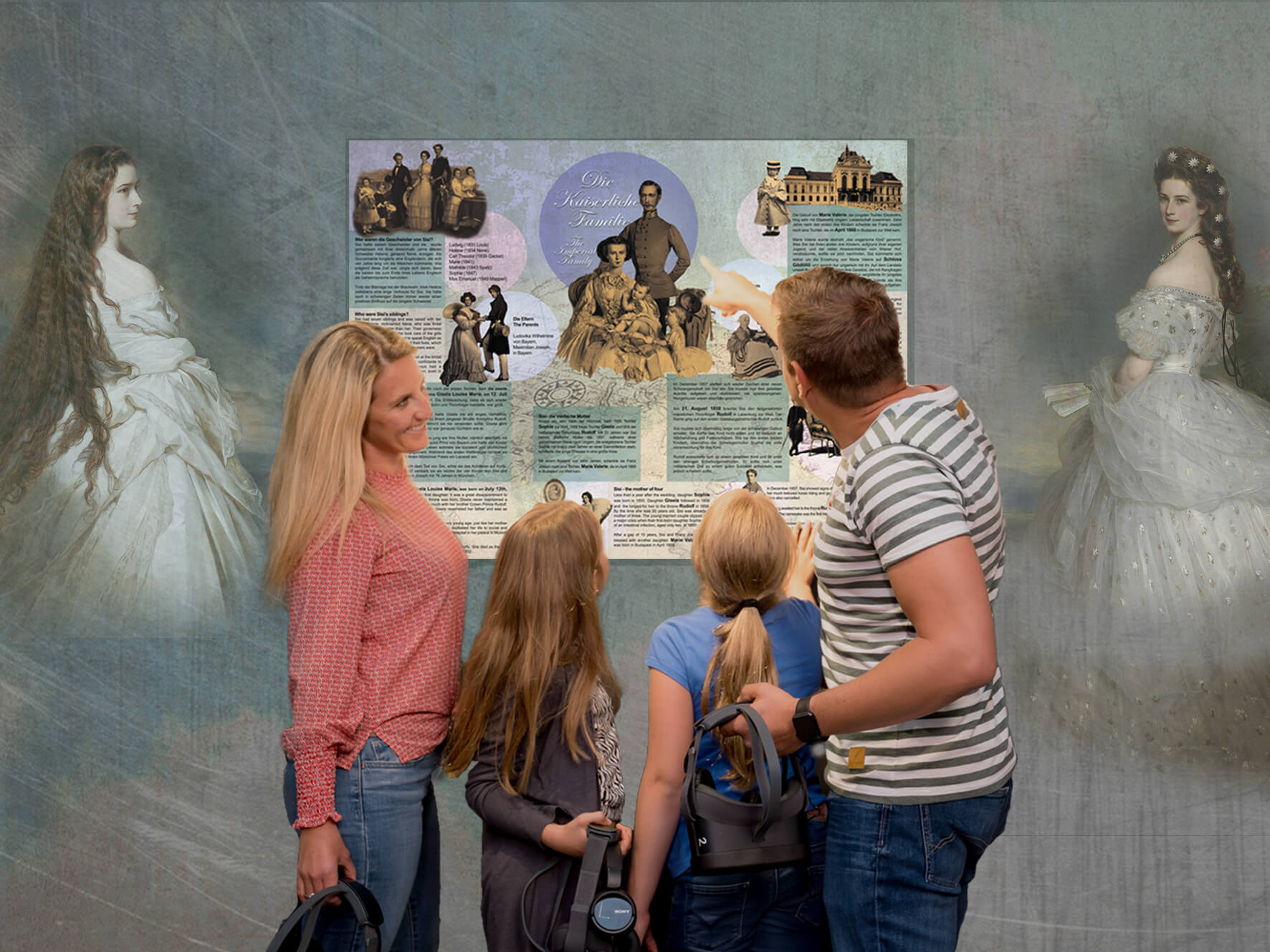 Eine vierköpfige Familie steht vor einer informativen Ausstellung über historische Persönlichkeiten, während der Vater auf die Tafel zeigt. An der Hintergrundwand sind schwach zwei Frauen in eleganten Kleidern aus dem 19. Jahrhundert zu erkennen.